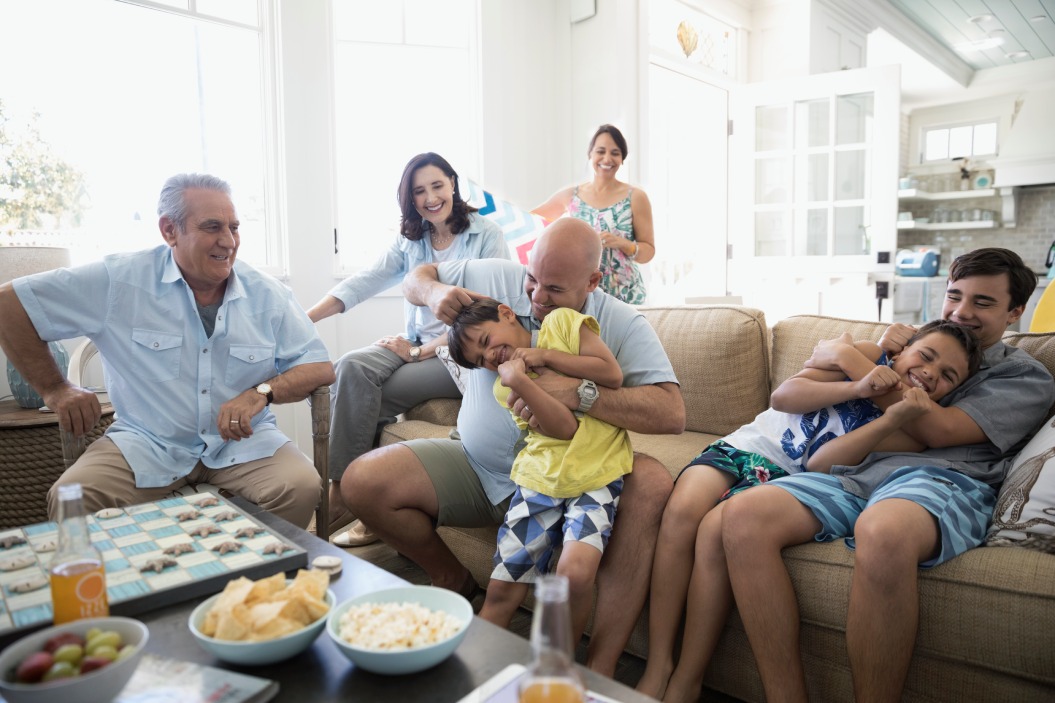 Une famille dans son salon