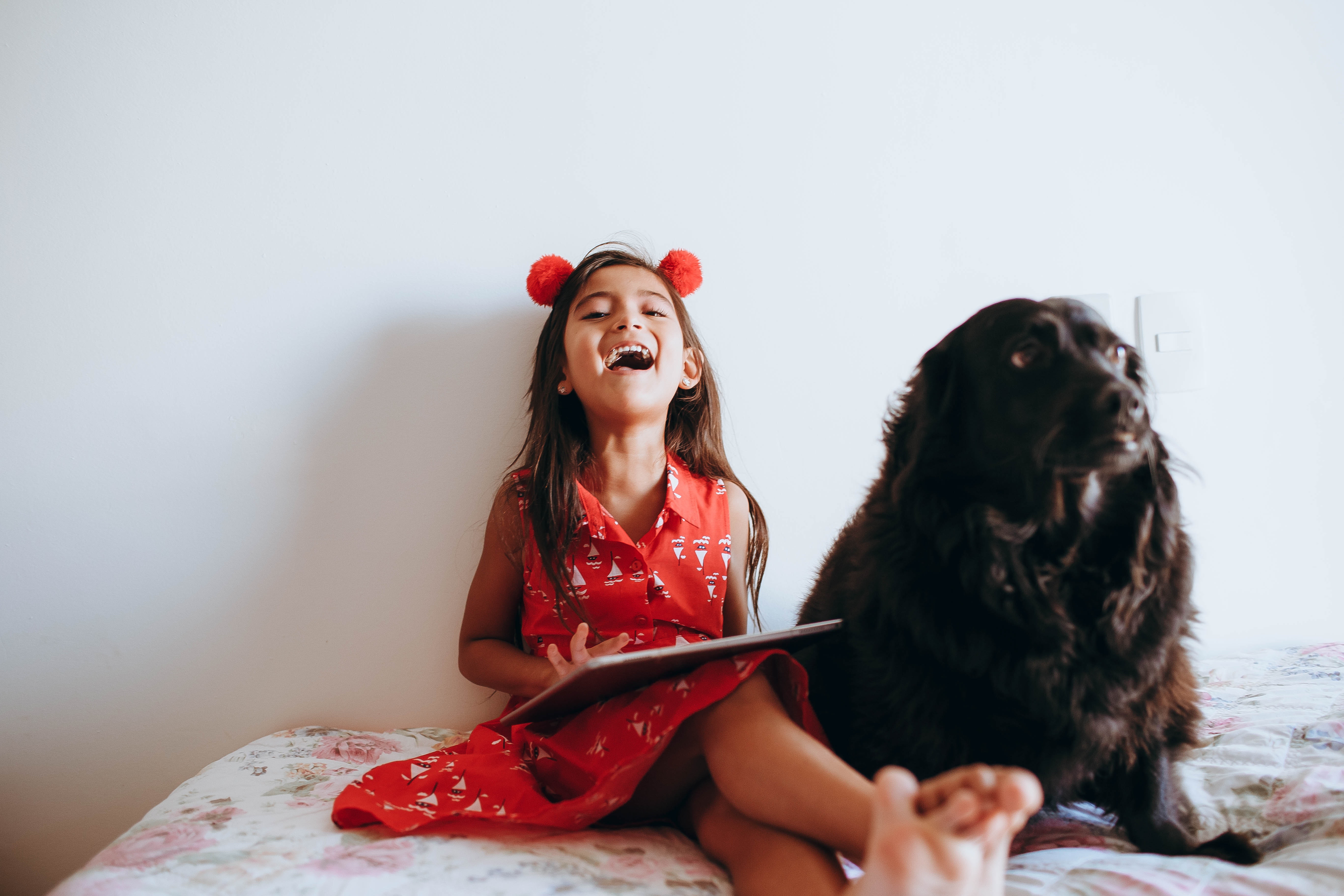 Baby und ein Hund
